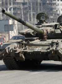 Tank proruských vojáků v ulicích Mariupolu