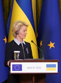 Předsedkyně Evropské komise Ursula von der Leyenová na společné tiskové konferenci s ukrajinským prezidentem Volodymyrem Zelenským během její návštěvy Ukrajiny.