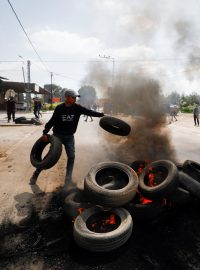 Palestinci pálí pneumatiky na barikádách během střetu s izraelskými jednotkami v Džanínu