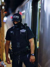 Policie v New Yorku ve středu po úterním útoku v soupravě metra stále pátrala po pachateli, který zažehnul dýmovnici a vypálil po cestujících přes třicet ran, než se dal na útěk