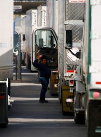 Kamiony čekající u hranice Mexika s Texasem na vjezd do USA.