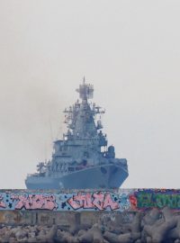 Ruský raketový křižník Moskva v listopadu 2021 na cestě do přístavu Sevastopol na poloostrově Krym, anektovaném Ruskem v roce 2014.