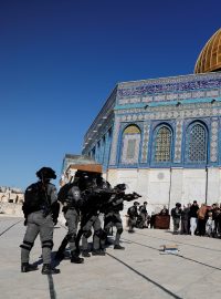Izraelské bezpečnostní síly při střetech s Palestinci  u mešity Al-Aksá v Jeruzalémě