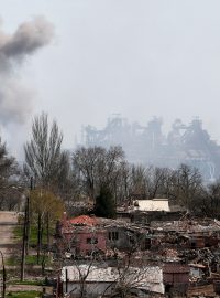 V úterý začal útok na železárny a ocelárny Azovstal v Mariupolu. Dým nad objektem byl ale k vidění už v pondělí