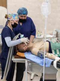 Anestezioložka a zdravotní sestra připravují ukrajinského vojáka na operaci v nemocnici v Kramatorsku v Doněcké oblasti
