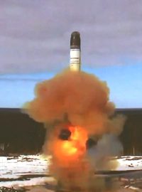 Rusko úspěšně vyzkoušelo novou mezikontinentální raketu Sarmat, uvedlo ruské ministerstvo obrany. Fotografie pochází od něj