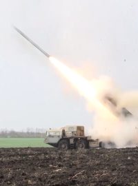 Ruský salvový raketomet Směrč pálí na ukrajinské pozice