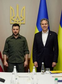 Zleva americký ministr Lloyd Austin, ukrajinský prezident Volodymyr Zelenskyj a americký ministr zahraničí Antony Blinken