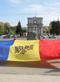 V centru Kišiněva drží vojáci moldavskou vlajku