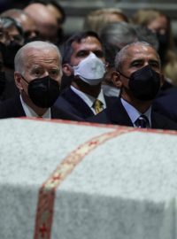 Americký prezident Joe Biden s bývalou hlavou státu Barackem Obamou na pohřbu bývalé ministryně zahraničí Madeleine Albrightové.