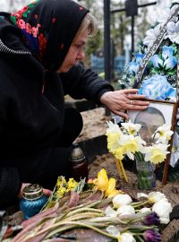 Iryna Abramova u hrobu svého manžela Oleha, kterého v Buče zabili ruské jednotky