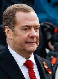 Dmitrij Medveděv na vojenské přehlídce 9. května