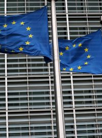 Vlajky Evropské unie před budovu Evropské komise v Bruselu