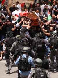 Pohřeb palestinské novinářky Širín abú Aklahové