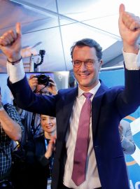 Volební lídr CDU v Severním Porýní-Vestfálsku Hendrik Wüst se raduje z vítězství své strany