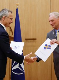 Generální tajemník Jens Stoltenberg přebírá švédskou žádost o vstup do NATO