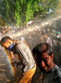 Proti demonstrantům na Srí Lance policie zasahuje vodními děly