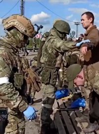 Poslední obránci Azovstalu se vzdávají ruským vojákům