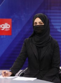 Moderátorka televize TOLO Khatereh Ahmadiová byla v neděli ve vysílání už se zakrytou tváří