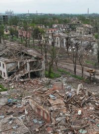 Zničené domy poblíž maiupolských oceláren Azovstal