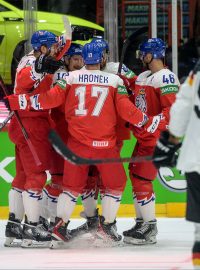 Čeští hokejisté se radují z gólu do sítě Německa