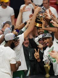Basketbalisté Celtics s trofejí pro vítěze východní konference