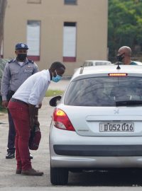 Policista zastavil auto s diplomaty, kteří mířili k soudu Alcantary a Castilla