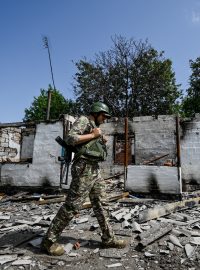 Ukrajinský voják ve vesnici Zelene Pole v Doněcké oblasti, zničené ruským ostřelováním