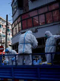 Lidé v Šanghaji dezinfikují město a připravují se tak na uvolnění koronavirových opatření