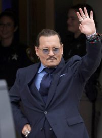 Johnny Depp při odchodu ze soudní síně