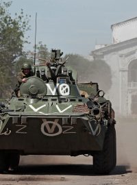 Příslušník proruských jednotek jede na obrněném transportéru v Luhanské oblasti