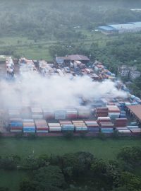 Požár překladiště kontejnerů v Bangladéšské Sitakundě