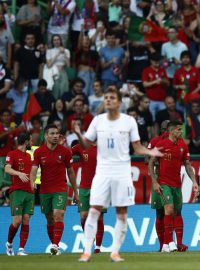 Portugalští fotbalisté slaví gól do sítě české reprezentace