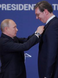 Ruský prezident Vladimir Putin vyznamenává v Bělehradě řádem srbského prezidenta Aleksandara Vučiće (fotografie z ledna 2019)
