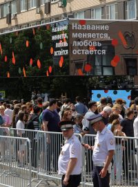 Frontu stovek zákazníků vítal na slavné bývalé první pobočce McDonald&#039;s na moskevském Puškinově náměstí slogan „Jméno se mění, láska zůstává“