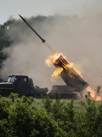Ukrajinci pálí z raketometu BM-21 Grad na ruské pozice u Lysyčansku