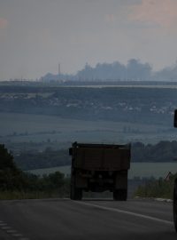 Boje v Donbasu pokračují. V pozadí je hořící elektrárna u města Svitlodarsk v Doněcké oblasti