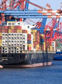Naložená přepravní loď v přístavu v Hamburgu (Ilustrační foto)