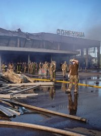 Ruský útok na obchodní centrum v Kremenčuku má nejméně 16 obětí. Bilance není konečná