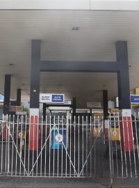 Zavřená benzinová stanice v Colombu, hlavním městě Srí Lanky