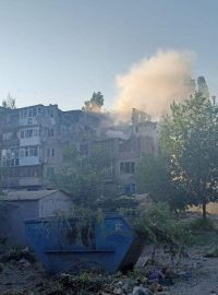 Kouř nad rezidenční budovou v Mykolajevu, kterou v uplynulém týdnu zasáhla raketa