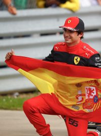 Carlos Sainz z Ferrari slaví premiérové vítězství ve formuli 1