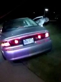 Záběr z policejního videa, které ukazuje snahu osmi policistů zatknout mladého černocha