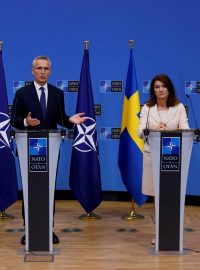 Finský ministr zahraničí Pekka Haavisto (zleva), generální tajemník NATO Jens Stoltenberg a švédská ministryně zahraničí Ann Lindeová na tiskové konferenci k podepsání protokolu o přistoupení do NATO.