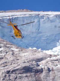 Záchranných operací nad zhrouceným ledovcem se účastnily i vrtulníky