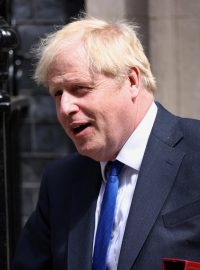 Boris Johnson opouštějící Downing Street 10