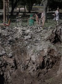 Kráter u dětského hřiště v Družkivce, který vznikl v důsledku ruského ostřelování