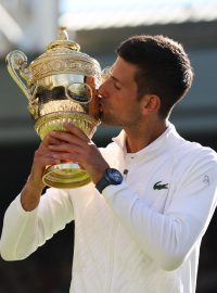 Novak Djoković počtvrté v řadě s wimbledonskou trofejí