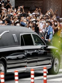 Lidé se loučí se zavražděným premiérem Šinzo Abem
