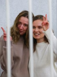 Běloruská novinářka Kacjaryna Andrejevová (vlevo) dostala osmiletý trest za velezradu
